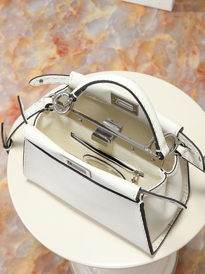 フェンディバッグ背面デザイン